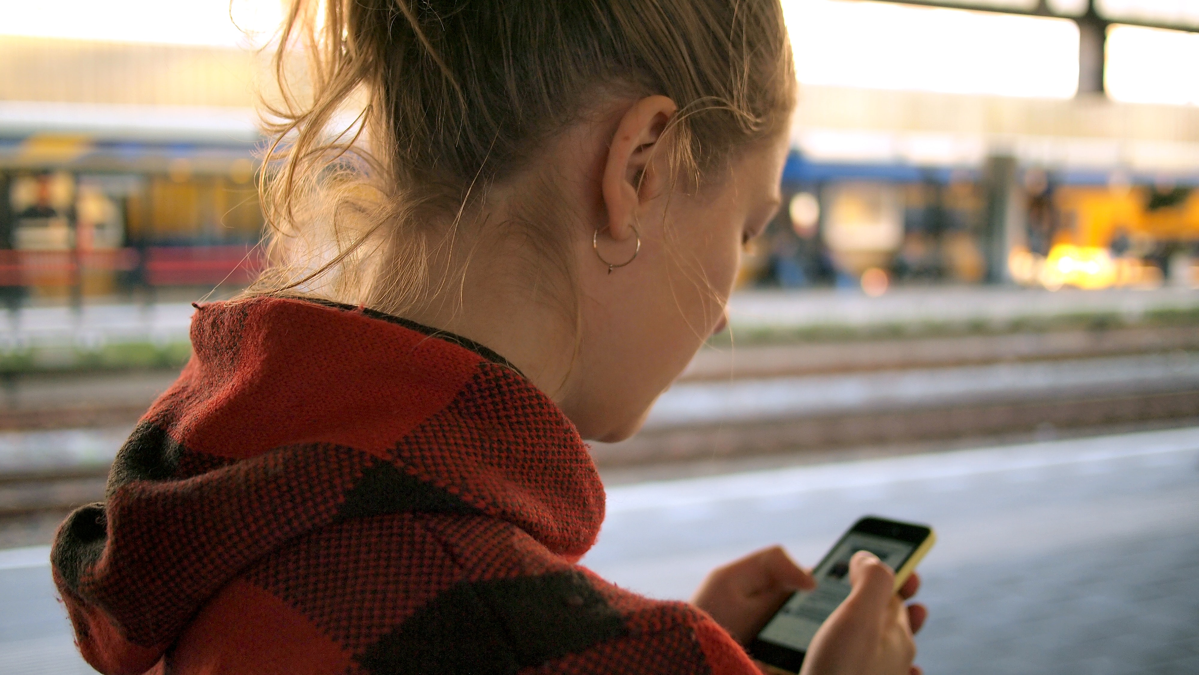 How to Turn an Online Gaming Connection Into a Real Relationship (Without Making It Weird)